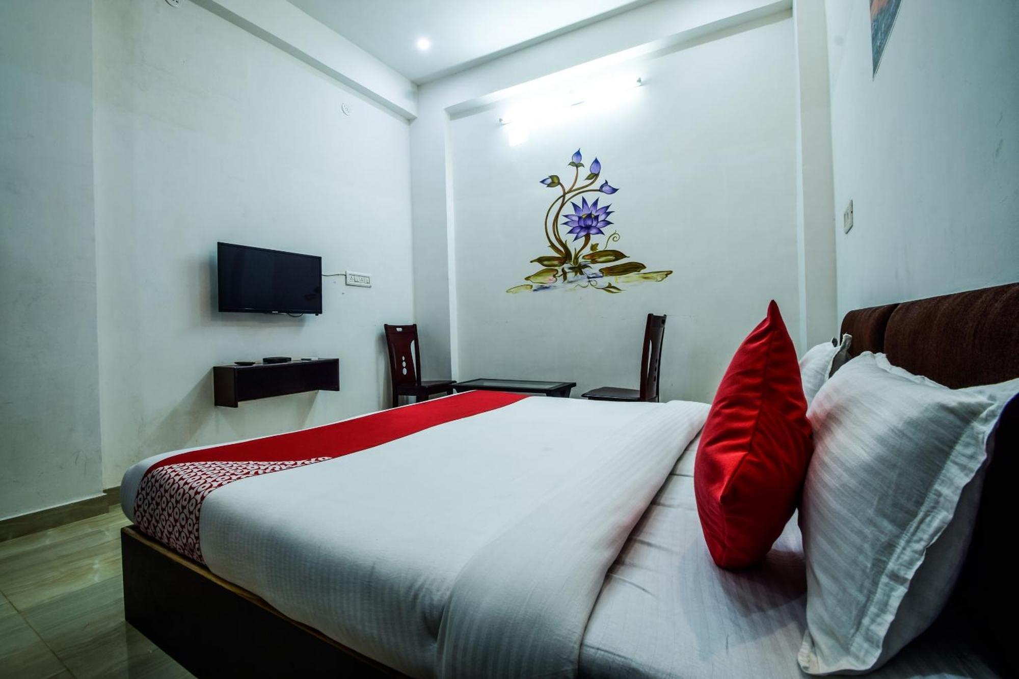 โอโย 10682 โฮเต็ล บลู โลตัส Hotel พุชการ์ ภายนอก รูปภาพ